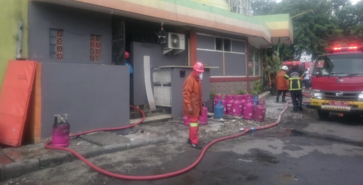 Petugas PMK saat melakukan pemadaman di lokasi kebakaran. (Foto: Andhi Dwi/Ngopibareng.id)
