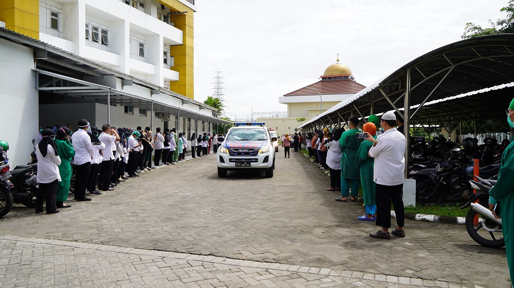 Sejumlah tenaga medis RSUD Gambiran Kota Kediri memberikan penghormatan sekaligus melepas kepergian jenazah almarhum Soleh Kodin. (Foto: Istimewa)
