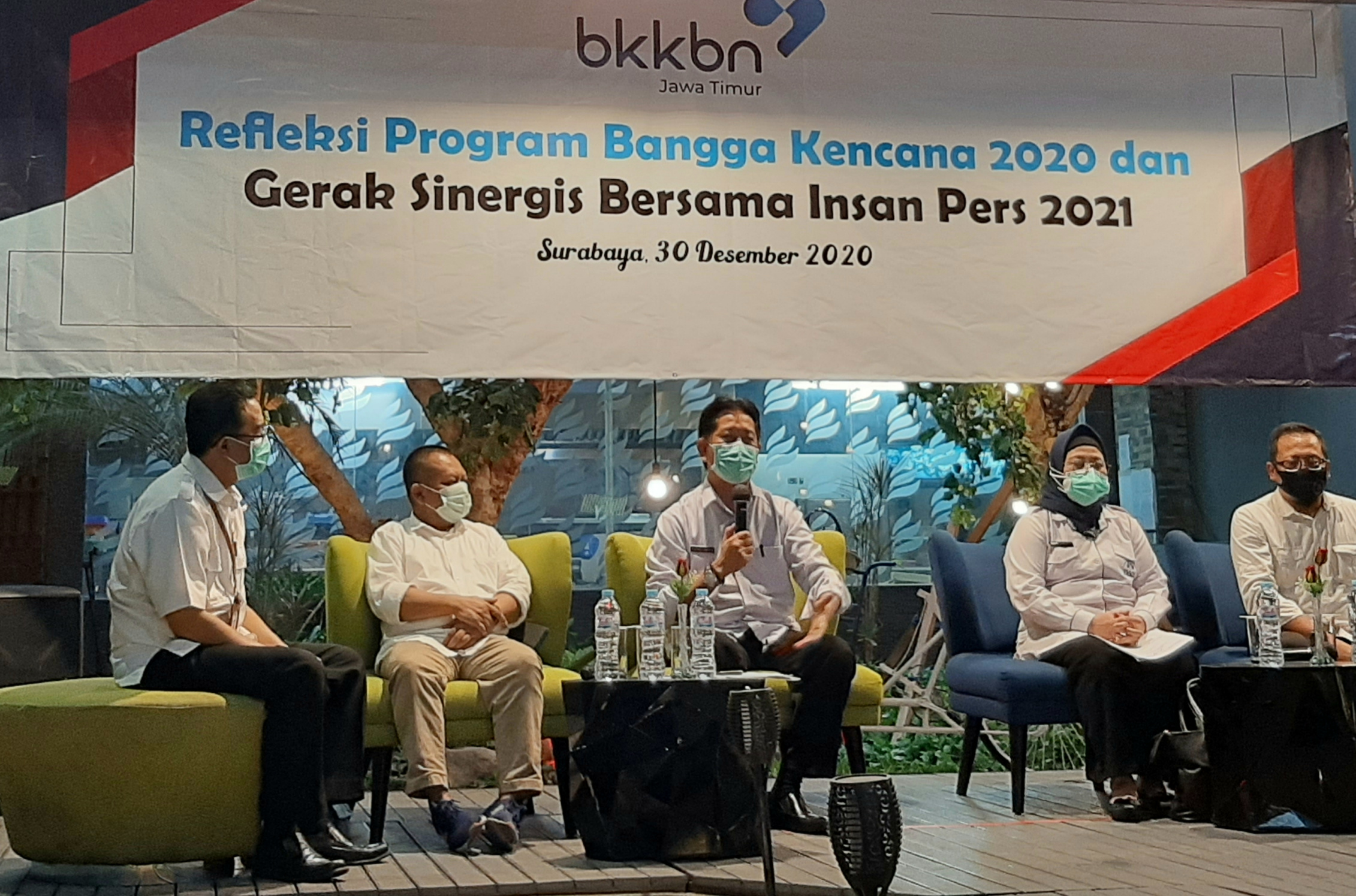 Kepala Perwakilan BKKBN Provinsi Jawa Timur, Sukaryo Teguh Santoso (tengah) ditemui, Rabu, 30 Desember 2021 (Foto: Pita Sari/Ngopibareng.id)