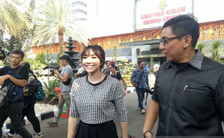 Dokumentasi - Aktris dan penyanyi Gisella Anastasia usai diperiksa di Polda Metro Jaya. (Foto: Antara/Fianda Rassat)