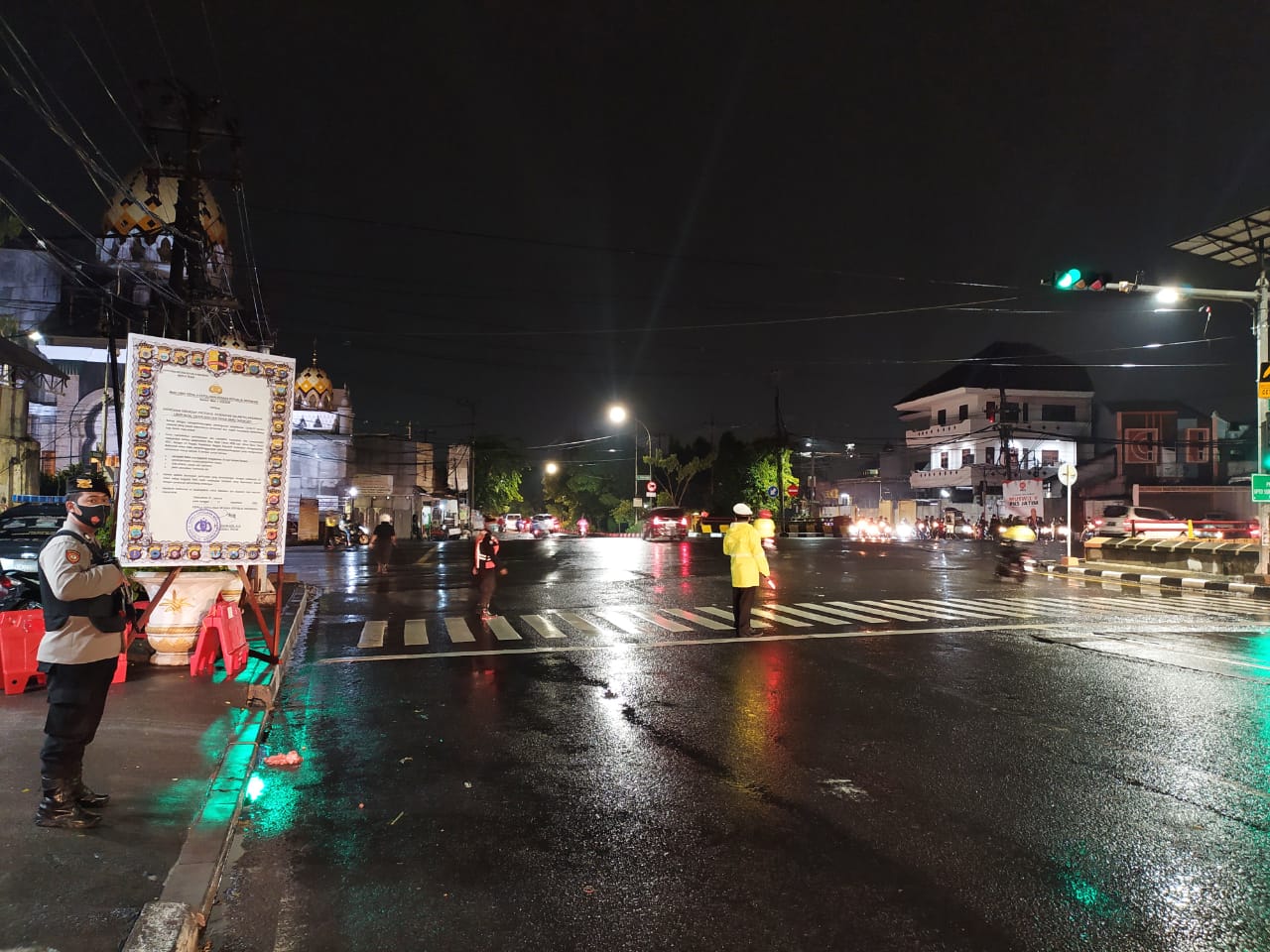 Pengamanan arus lalu lintas Pos Ops Lilin 2020 Jalan Kedungcowek-Jalan Kenjeran. (Foto: Dok RTMC Jatim)