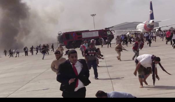 Sejumlah orang tampak berlarian menghindari ledakan yang terjadi di bandara Kota Aden, Yaman, Rabu, 30 Desember 2020. (Foto: AP Photo) 