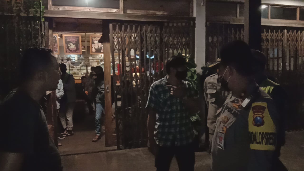 Personel dari Polresta Malang Kota dan Satpol PP saat menegur salah satu kafe yang masih buka di kawasan Soekarno-Hatta, Kota Malang (Foto: istimewa)