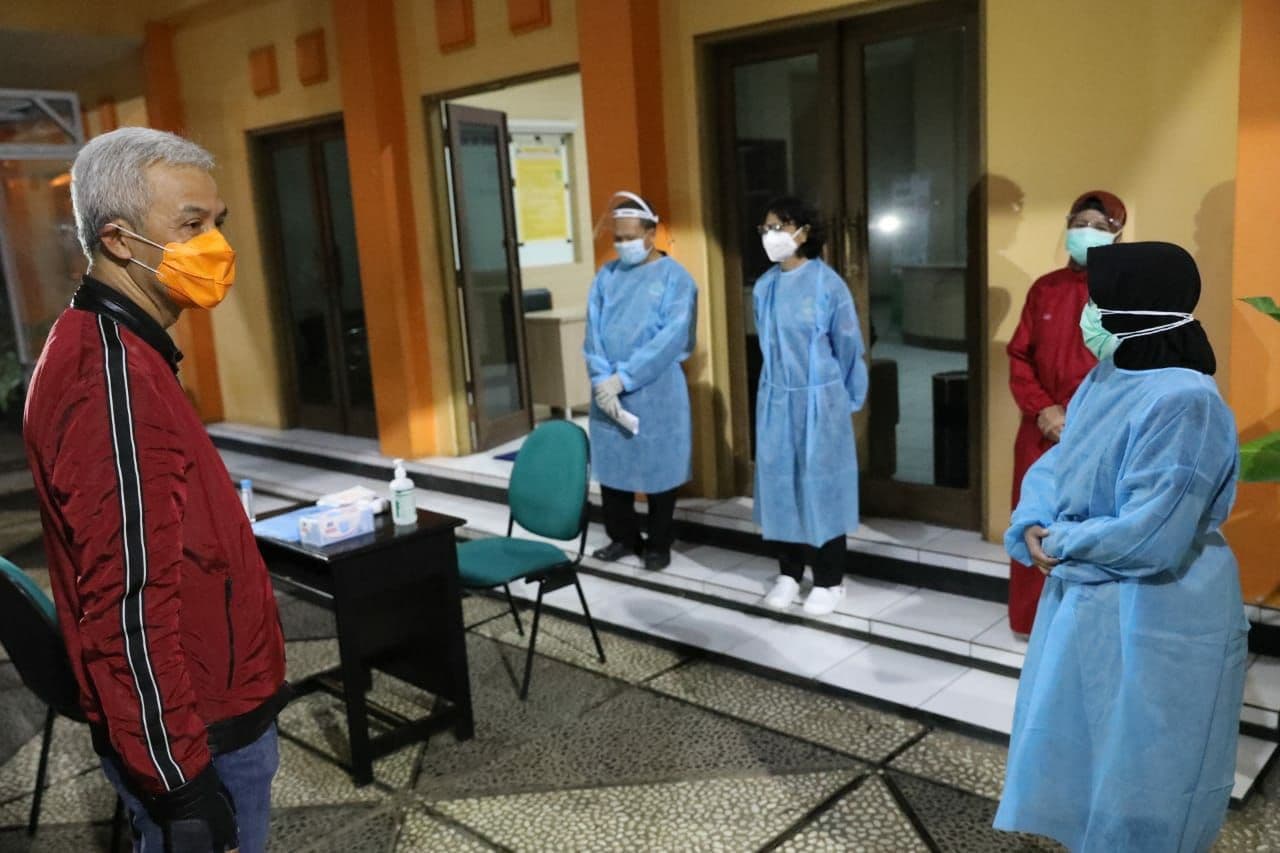 Gubernur Jawa Tengah Ganjar Pranowo mengunjungi petugas kesehatan di Semarang, menjelang pergantian tahun, Kamis, 31 Desember 2020. (Istimewa)