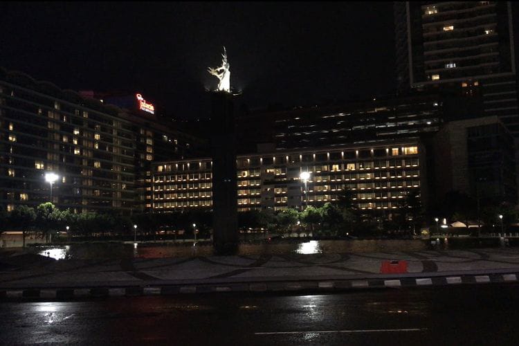 Malam pergantian tahun baru di Bundaran HI (Hotel Indonesia) kawasan Tamrin, Jakarta Pusat tampak lengang. (Foto: Istimewa)