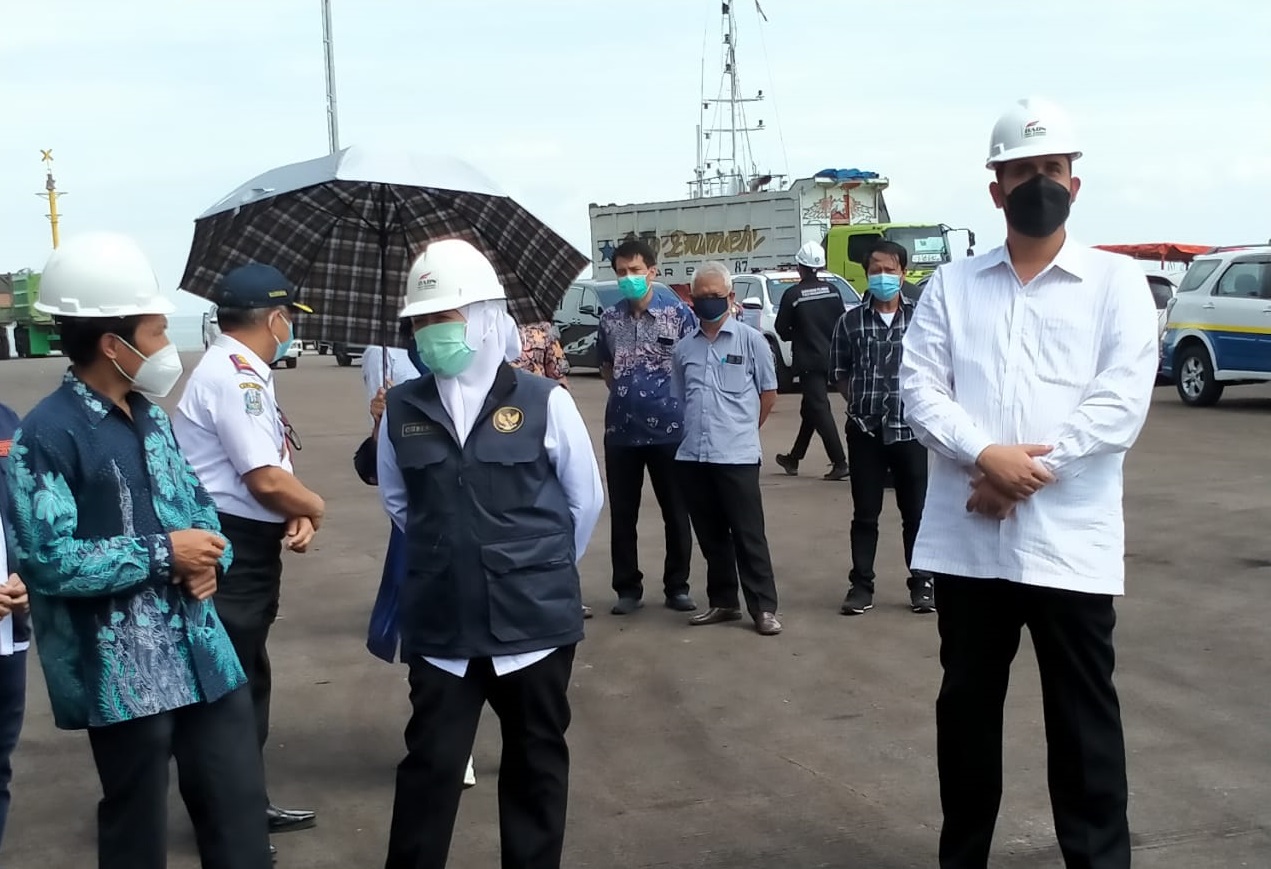 Gubernur Jawa Timur Khofifah Indar Parawansa didampingi Walikota Hadi Zainal Abidin meninjau Pelabuhan Probolinggo. (Foto: Ikhsan Mahmudi/Ngopibareng.id)
