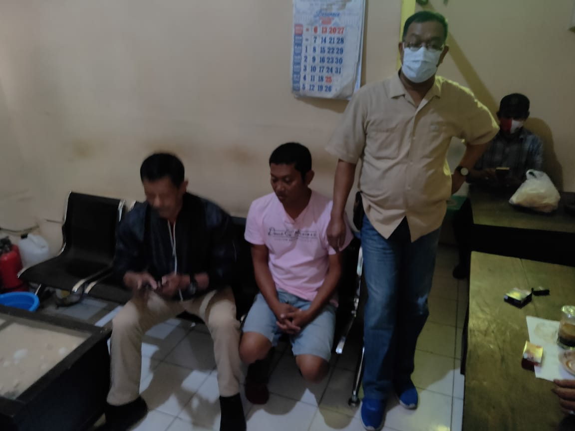 Terduga pelaku pencurian (baju merah jambu) saat diamankan di Polsek Klojen, Kota Malang (Foto: istimewa)