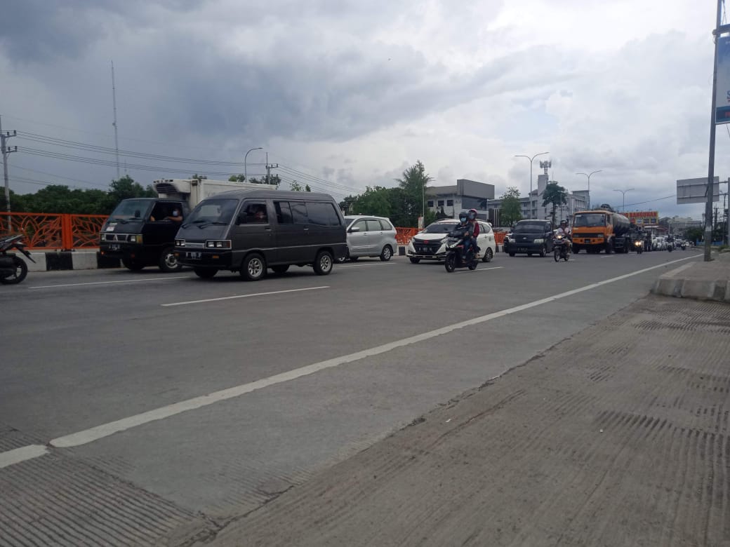Arus lalu-lintas di Jalan Raya Karanglo, Singosari, Kabupaten Malang (Foto: Lalu Theo/ngopibareng.id)