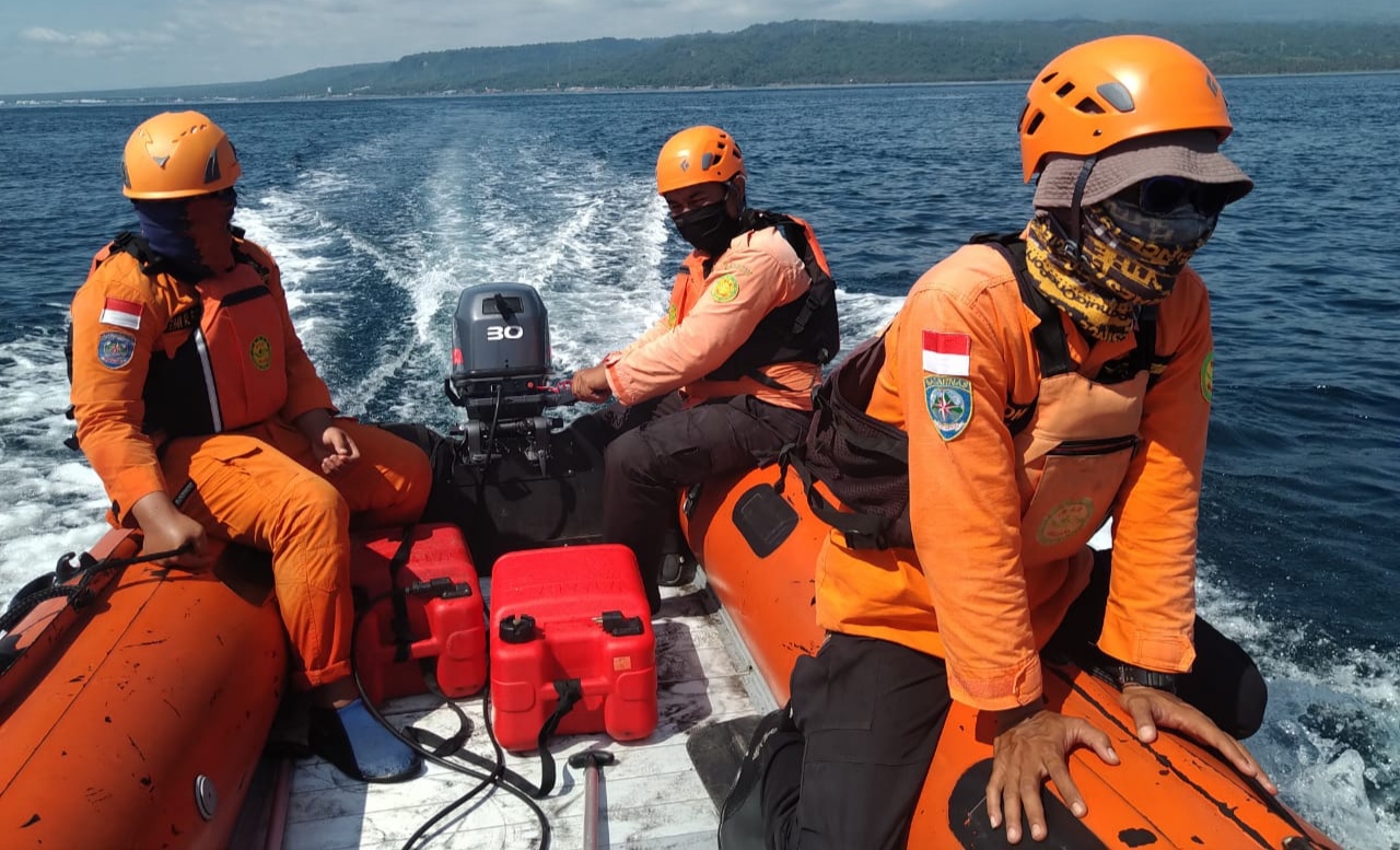 Tim Basarnas sedang melakukan penyisiran untuk mencari korban tenggelam di pulau Tabuhan, Banyuwangi (foto:Istimewa)