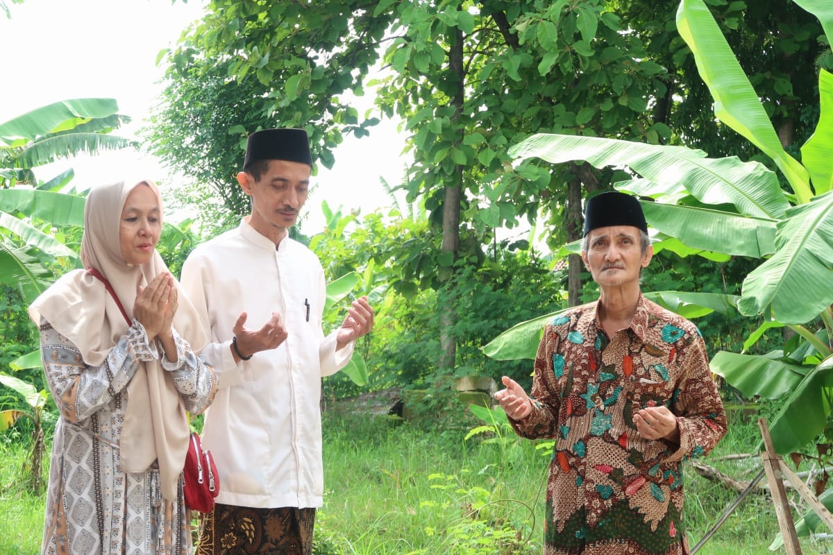 KH Husein Muhammad bersama adiknya, Ny. Hj. Azizah Ubaidah di Lasem, Rembang, Jawa Tengah. (Foto: Istimewa)