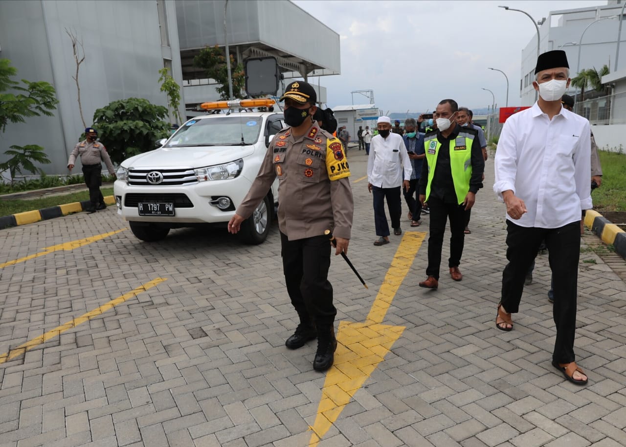 Gubernur Jawa Tengah, Ganjar Pranowo menyambut kedatangan jenazah Habib Ja'far al Kaff di Bandara Ahmad Yani Semarang, didampingi Kapolda Jateng dan perwakilan dari Kodam IV Diponegoro, pada Sabtu 2 Januri 2021. (Foto: Dok. Pemprov Jateng)