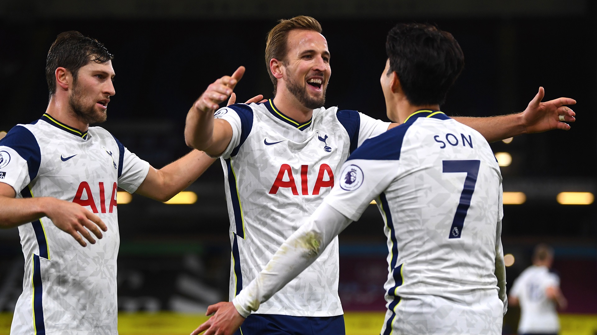 Para pemain Tottenham merayakan gol yang dicetak Son Heung-min. (Foto: Twitter/@SpursOfficial)