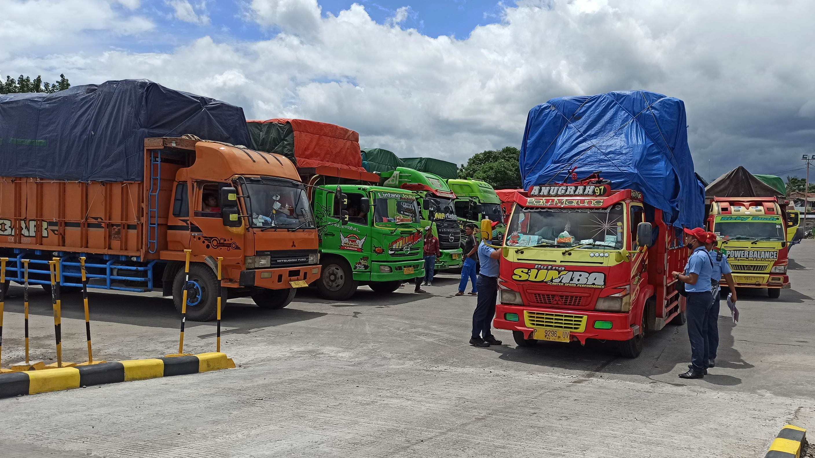 Puluhan truk bermuatan logistik antri untuk masuk ke kapal Penyeberangan lintasan Ketapang-Lembar di Pelabuhan Ketapang, Banyuwangi Minggu siang (foto:Muh Hujaini/Ngopibareng.id) (foto