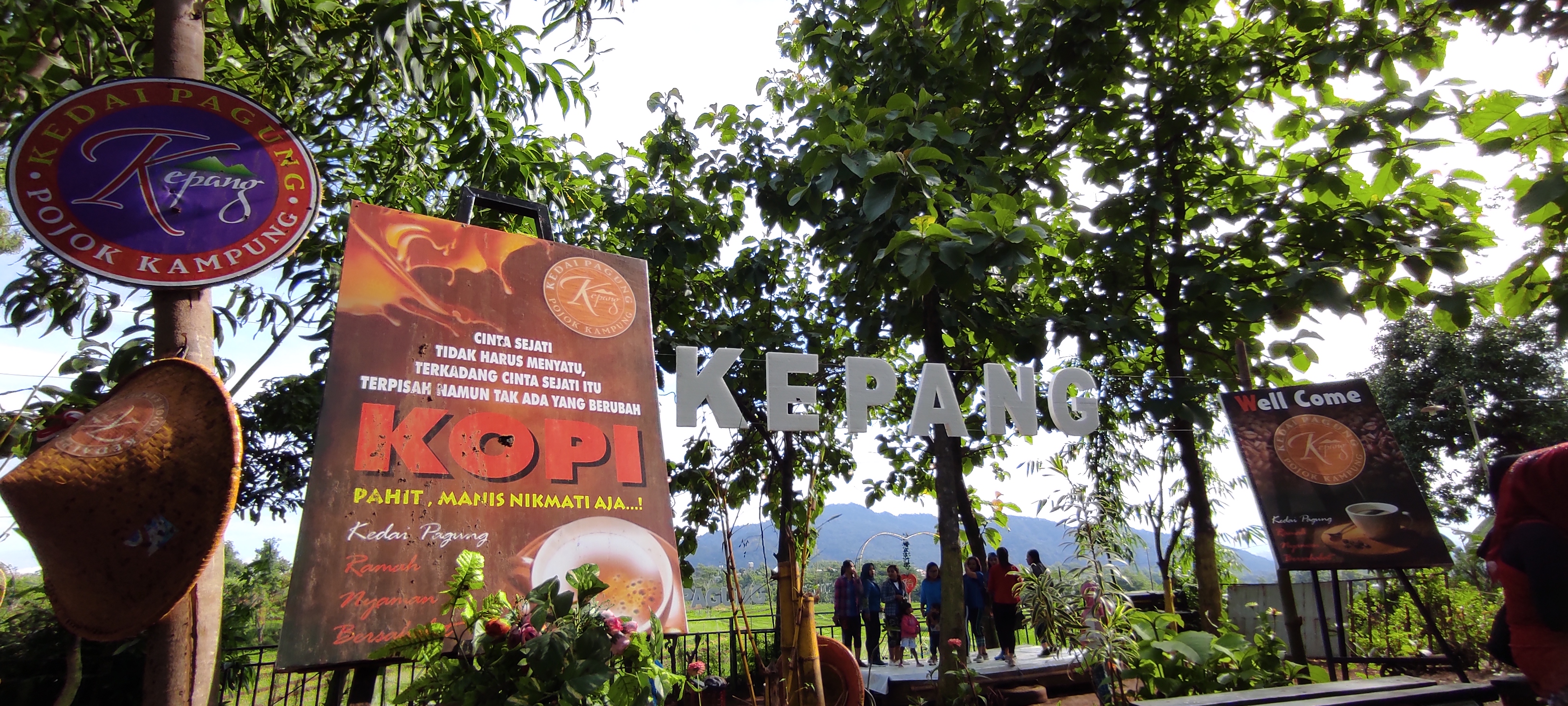 Kedai Pagung tawarkan view persawahan terasiring dan Gunung Klotok. (Foto: Fendhy Plesmana/Ngopibareng.id)