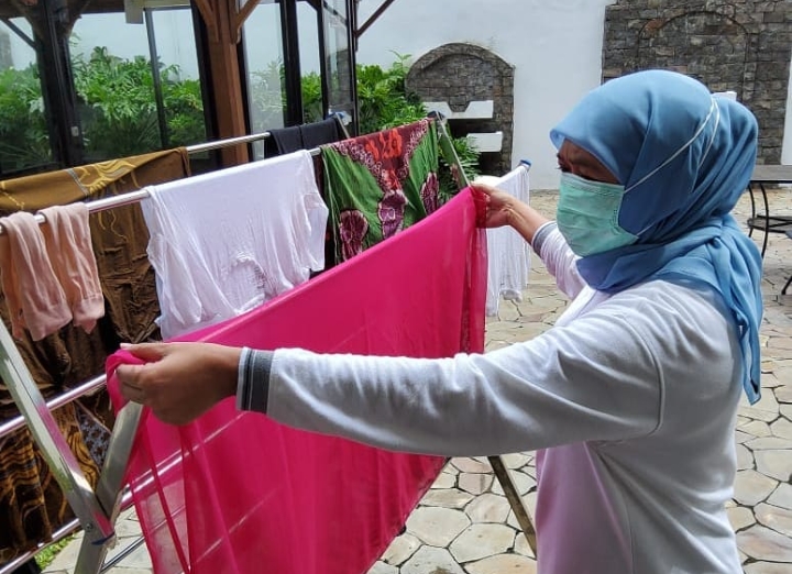 Gubernur Jawa Timur Khofifah Indar Parawansa beraktifitas di masa isolasi mandiri, salah satunya menjemur cucian kerudung. (Foto: IG/@khofifah.ip)