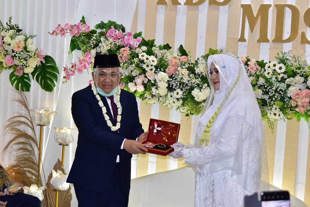 Din Syamsuddin menikah dengan cucu pendiri Pondok Pesantren (Ponpes) Gontor, Rashda Diana, pada Minggu 3 Januari 2021. (Foto: Twitter)