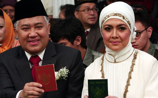Din Syamsuddin dan Novalinda Jonafrianty menikah di Kantor Urusan Agama (KUA) Menteng, Jakarta Pusat, pada 13 Maret 2011, atau setahun setelah kematian istri pertama Din Syamsuddin, Hj Fira Baranata. (Foto: Istimewa)
