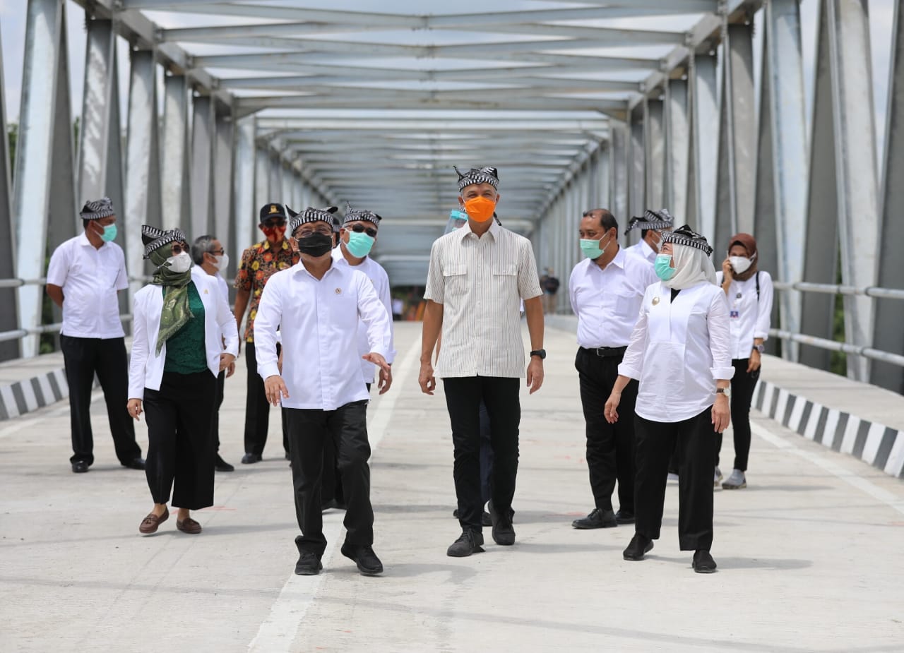 Gubernur Jawa Tengah (Jateng) Ganjar Pranowo (pakai masker oranye) meresmikan Jembatan Terusan Bojonegoro-Blora (TBB), Minggu 3 Januari 2021. (Foto: Dok. Pemprov Jateng)