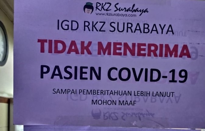 Rumah sakit RKZ Surabaya memasang pengumuman tidak menerima pasien covid-19 untuk sementara waktu. (Foto: Medsos)