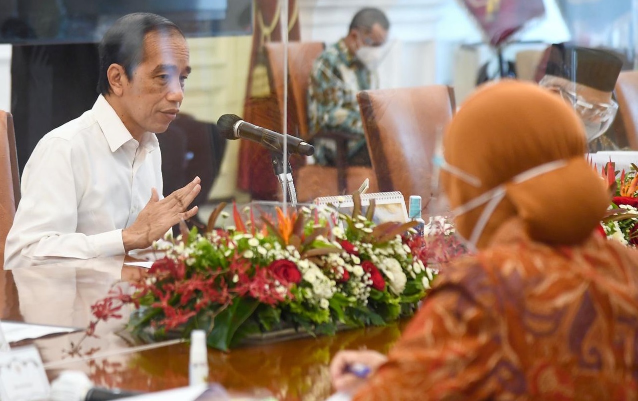 Presiden Joko Widodo saat memimpin Ratas dengan Menteri Sosial Tri Rismaharini di Istana Negara beberapa waktu lalu. (Foto: Setpres)