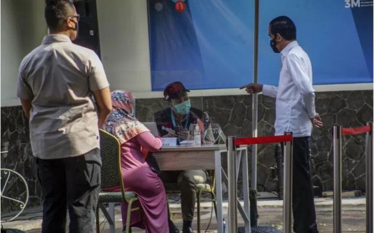  Arsip Foto. Presiden Joko Widodo (Jokowi) saat meninjau simulasi vaksinasi COVID-19 di Puskesmas Tanah Sareal, Kota Bogor, Jawa Barat, Rabu, 18 November 2020. (Foto: Antara/Yulius Satria Wijaya)
