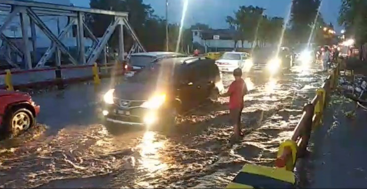 Pasuruan Raya tergenang banjir. (Foto:Twitter SS)