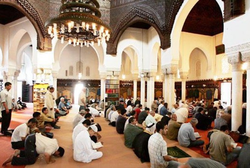 Suasana jamaah salat di Masjid Raya Prancis, semangat berislam. (Foto: Istimewa)