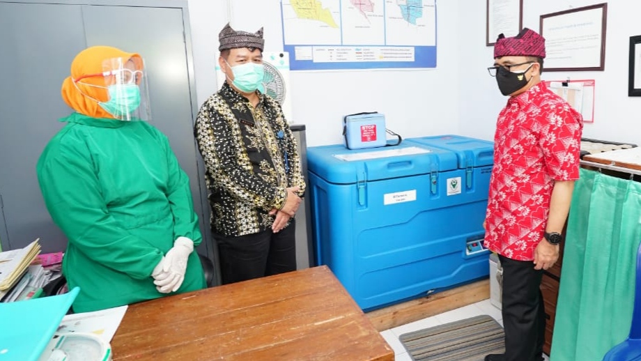 Bupati Banyuwangi Abdullah Azwar Anas melihat fasilitas pendukung untuk pelaksanaan vaksinasi (foto: Istimewa)