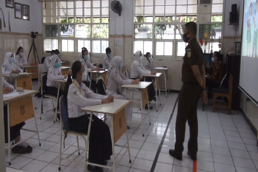 Situasi sekolah tatap muka di SMPN 1 Surabaya, Rabu 6 Januari 2020. (Foto: Fariz Yarbo/Ngopibareng.id)