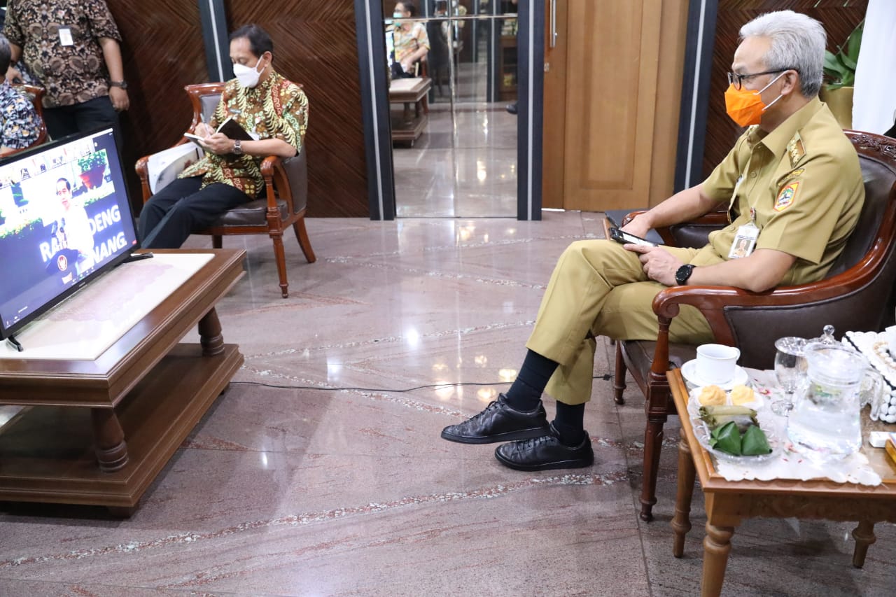 Gubernur Ganjar Pranowo mengikuti Rapat Terbatas bersama jajaran menteri dan gubernur dipimpin Presiden Joko Widodo (Jokowi), Rabu 6 Januari 2021. (Foto: Dok. Pemprov Jateng)