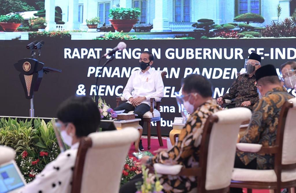 Presiden saat memberikan arahan dalam rapat terbatas mengenai penanganan pandemi Covid-19 dan rencana pelaksanaan vaksinasi di Istana Negara, Jakarta, Rabu, 6 Januari 2021. (Foto: Setpres)