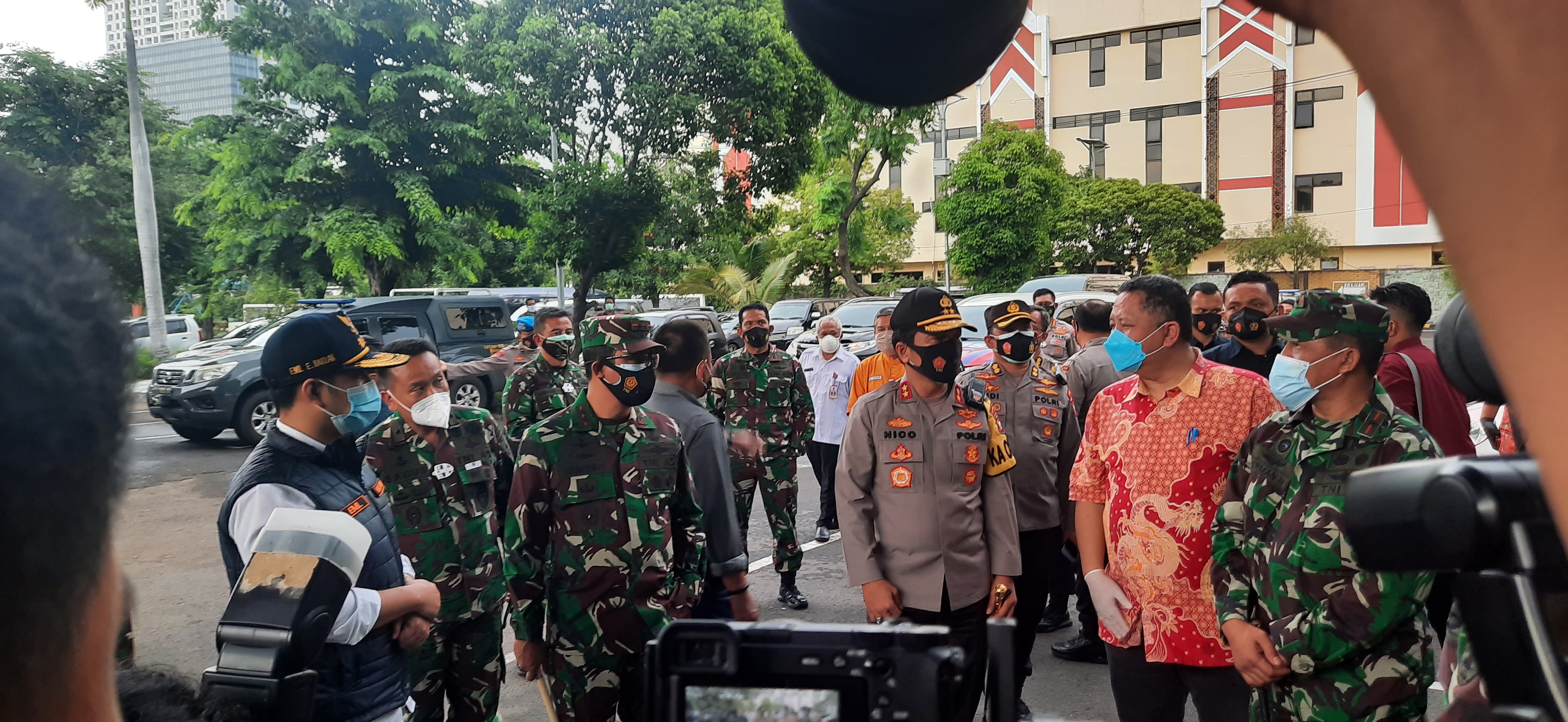 Pejabat Forkopimda Jawa Timur ketika kunjungi Asrama Haji Surabaya. (Foto: Alief Sambogo/Ngopibareng.id)