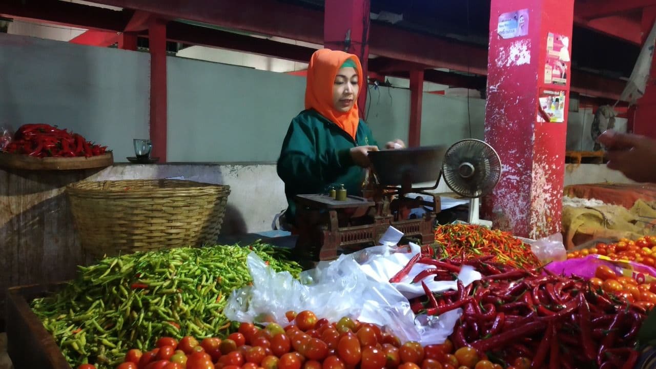 Salah seorang pedagang cabai rawit dan cabai besar di Pasar Baru, Kota Probolinggo. (Foto: Ikhsan Mahmudi/Ngopibareng.id)