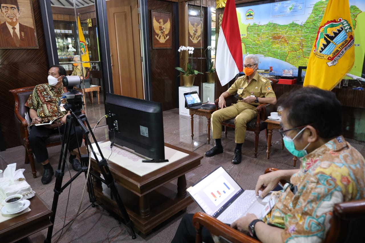 Gubernur Jawa Tengah Ganjar Pranowo usai mengikuti rapat terbatas bersama Presiden Jokowi secara virtual. (Foto: Dok Prov Jateng)