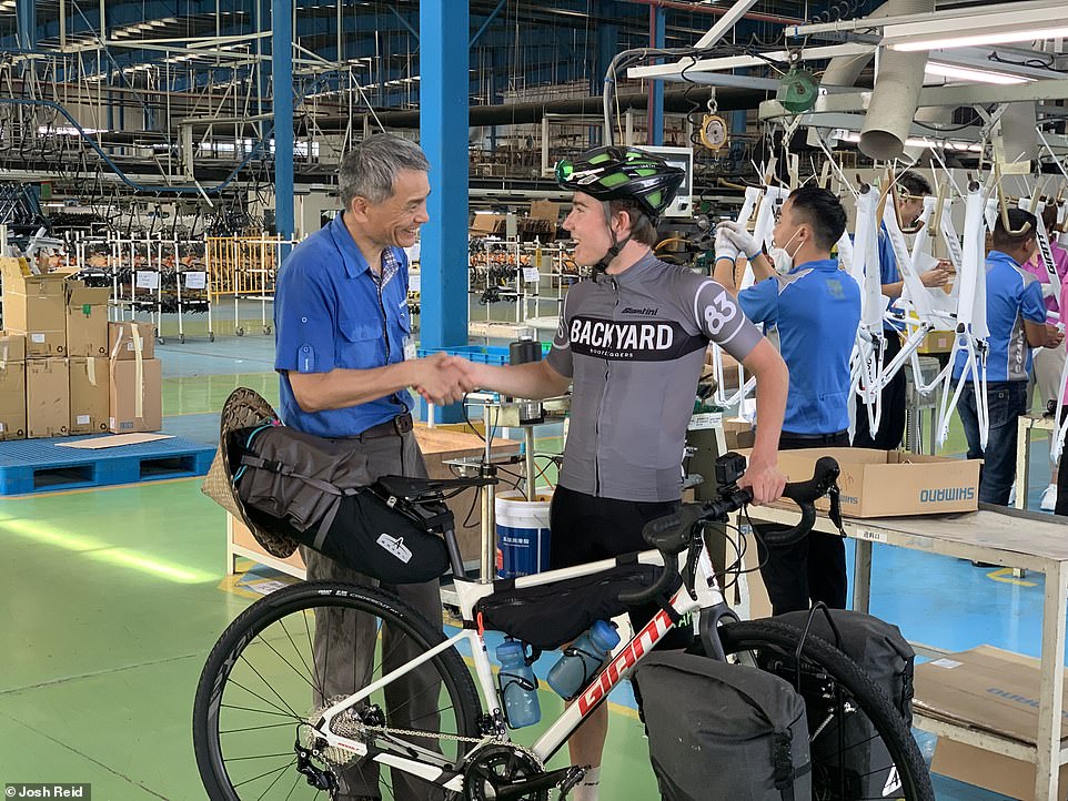 Josh Reid berangkat dari  pabrik sepeda Giant di Shanghai, Tiongkok tanggal 23 Juli 2019. (Foto: Istimewa)