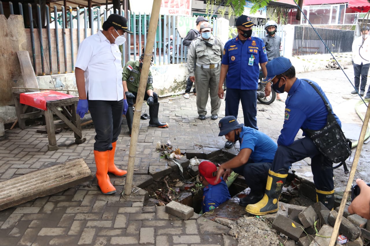 Jajaran Pemkot Malang saat melakukan pemeriksaan saluran drainase di Jalan Soekarno-Hatta, Kota Malang, Jawa Timur. (Foto: istimewa)