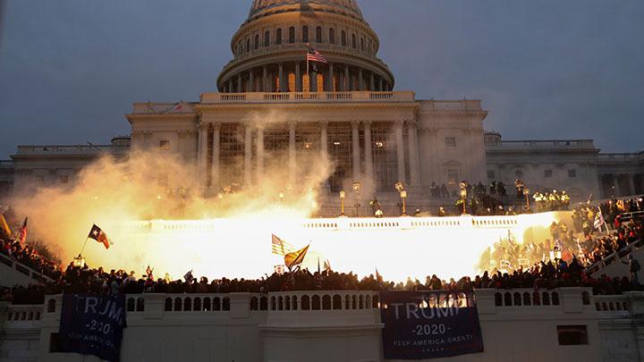 Massa pendukung Presiden Amerika Serikat Donald Trump mengepung Capitol Hill di Washington DC, Rabu 6 Januari 2021 atau Kamis pagi waktu Indonesia. (Foto: Twitter)