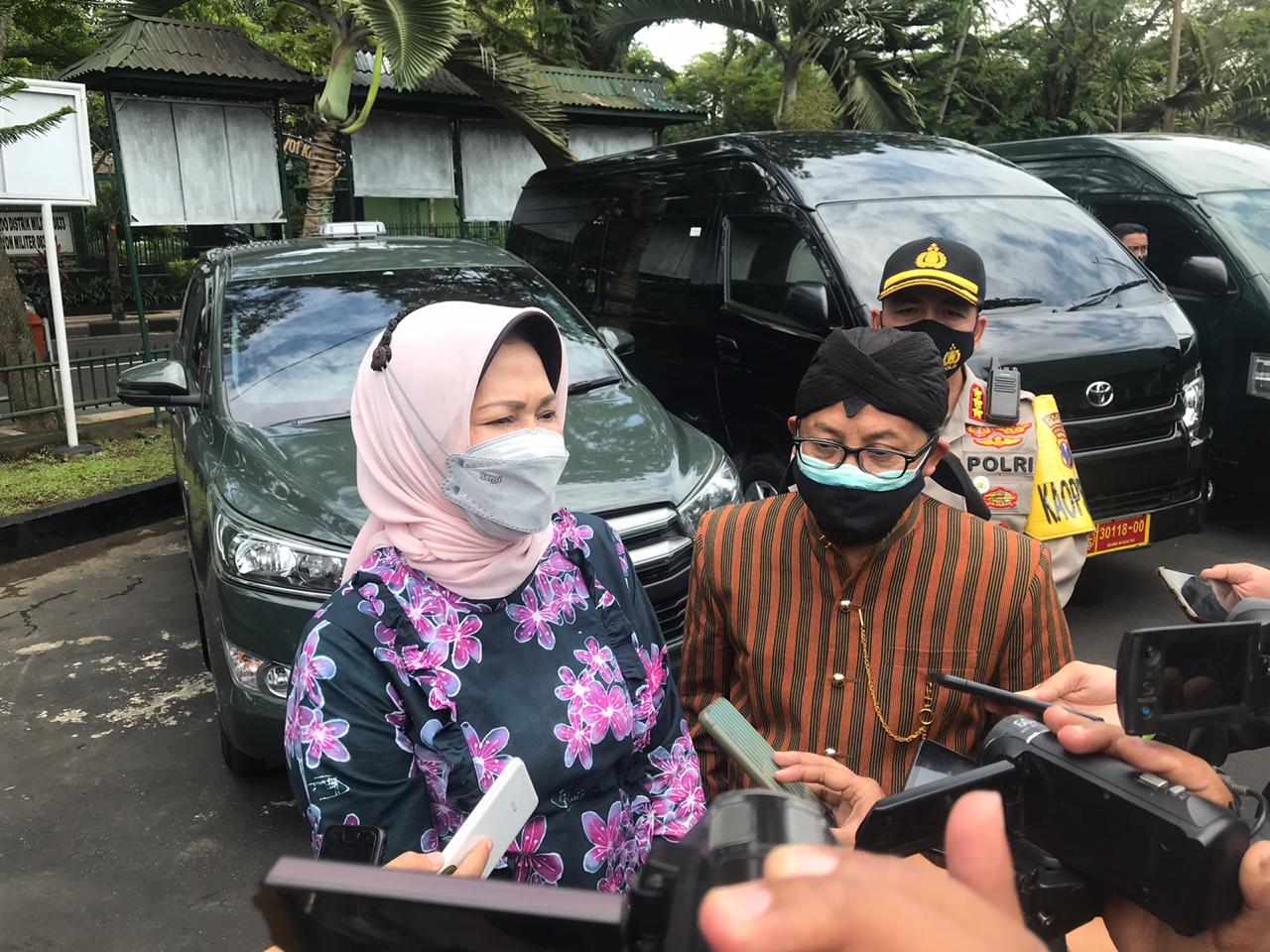 Walikota Batu, Dewanti Rumpoko (kiri) dan Walikota Malang, Sutiaji (kanan) saat ditemui di Kodim 0833 Kota Malang, Jawa Timur. (Foto: Lalu Theo/Ngopibareng.id)