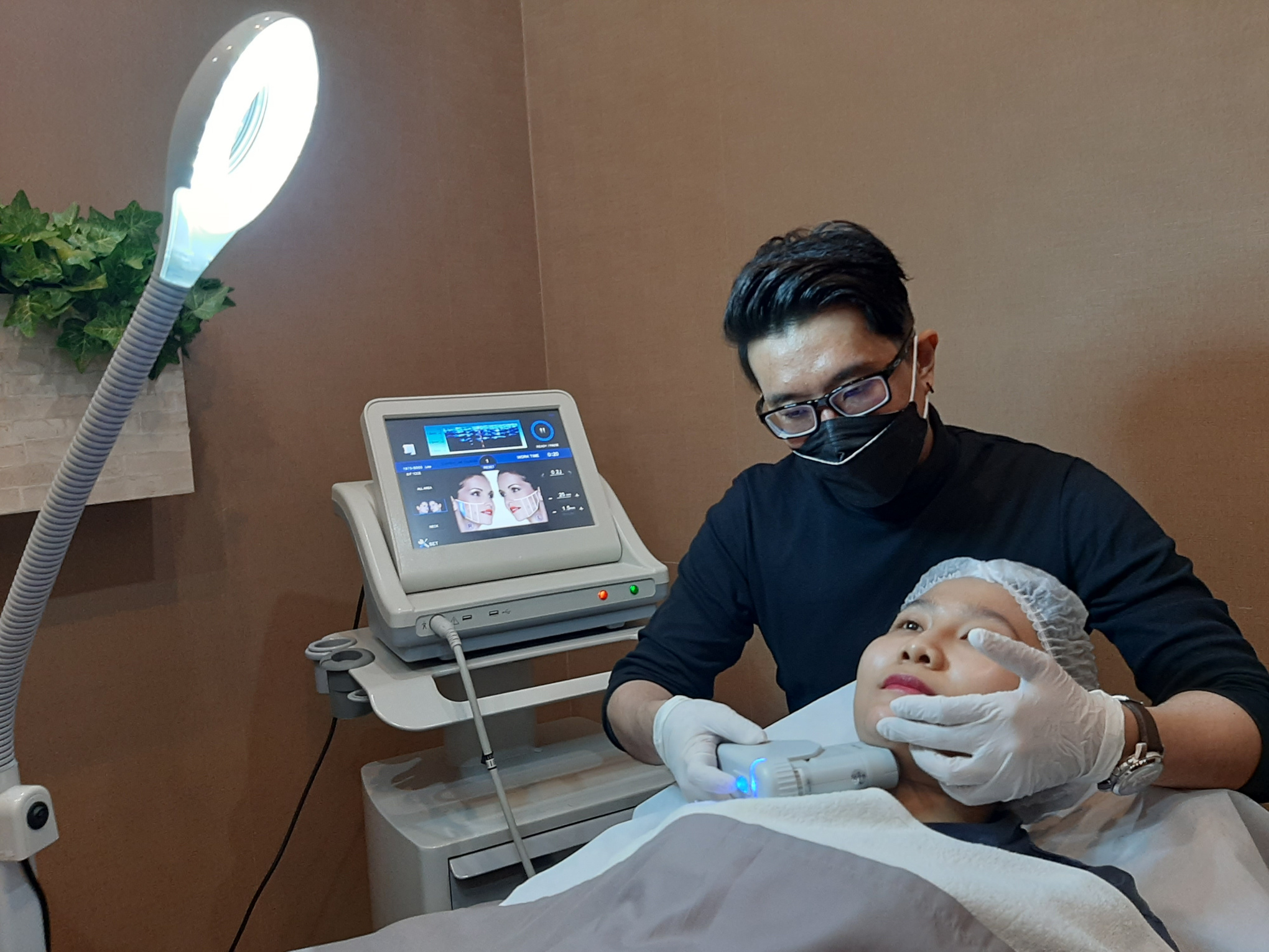 Ilustrasi treatment yang dilakukan untuk menghilangkan double chin (dagu berlipat) di Facena Beauty Clinic. (Foto: Pita Sari/Ngopibareng.id)