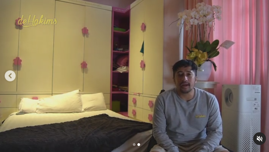 Irfan Hakim positif Covid-19, jalani isolasi di kamar anaknya. (Instagram)