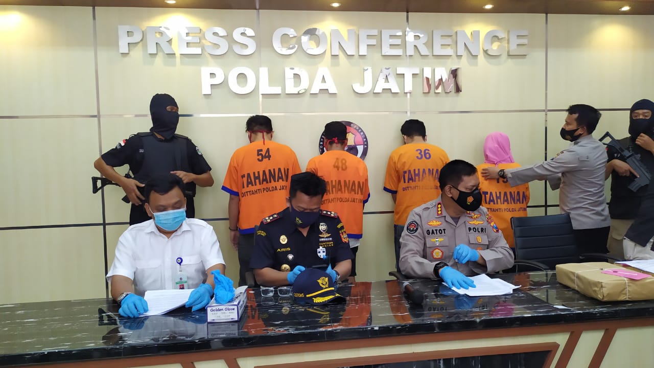 Konferensi pers penggagalan kiriman sabu ke Malaysia di Polda Jatim. (Foto: Istimewa)