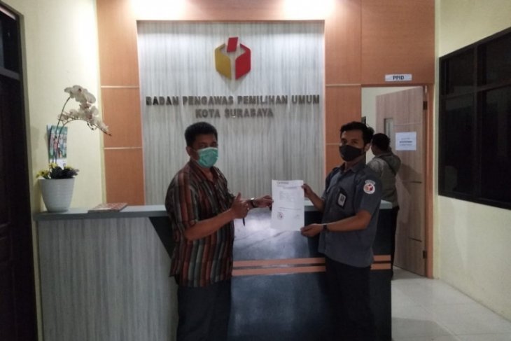 Pelaporan Ketua KIPP ke Bawaslu Surabaya. (Foto: Istimewa)
