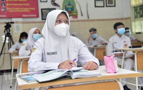 Simulasi sekolah tatap muka untuk SMP di Surabaya. (Foto: Ant)(foto: google)
