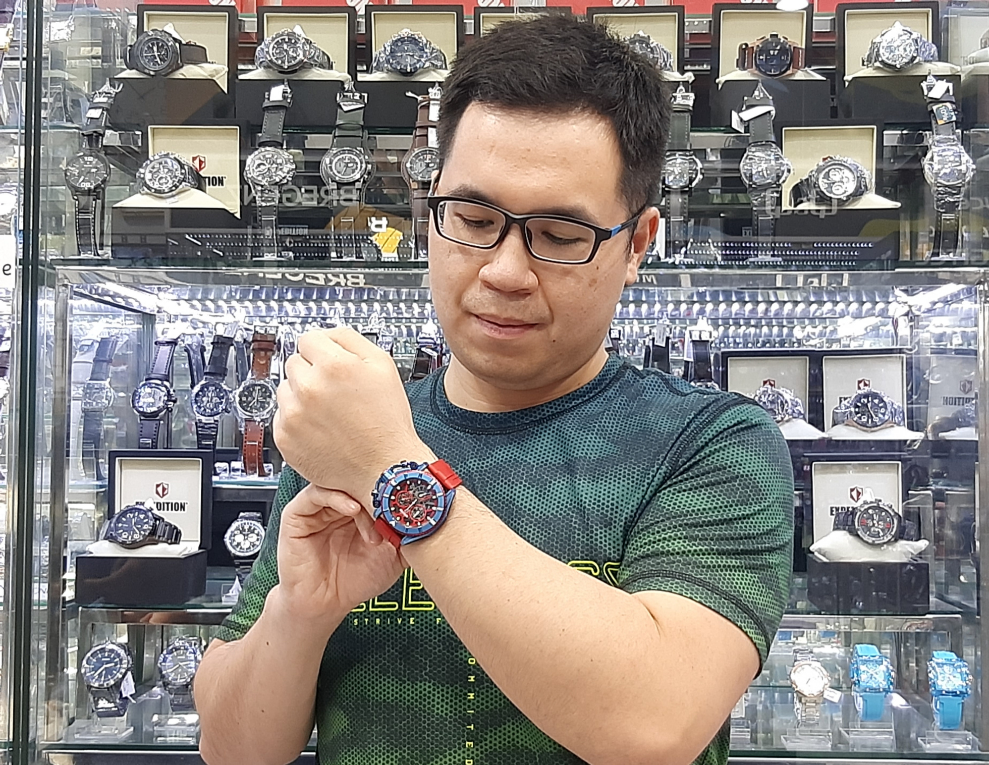 Lucky Chandra, pengamat fashion jam tangan, saat mengenakan jam tangan dengan model unik dan warna mencolok. (Foto: Pita Sari/Ngopibareng.id)
