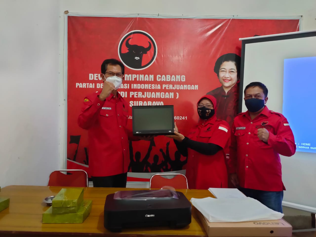 Ketua DPC PDI Perjuangan Kota Surabaya Adi Sutarwijono, ketika menyerahkan Laptop guna rayakan HUT ke-48 partai. (Foto: PDI Perjuangan)