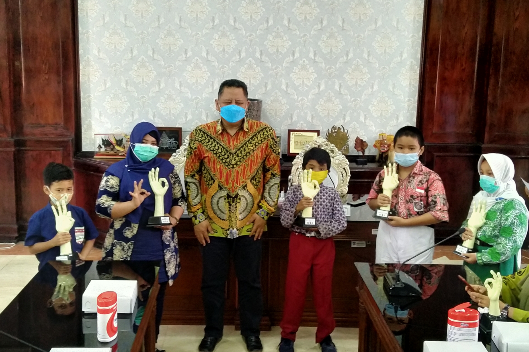 Plt Walikota Surabaya, Whisnu Sakti Buana memberikan Awarding Surabaya Eco School di Balai Kota Surabaya, Jumat 8 Januari 2021. (Foto: Fariz Yarbo/Ngopibareng.id)