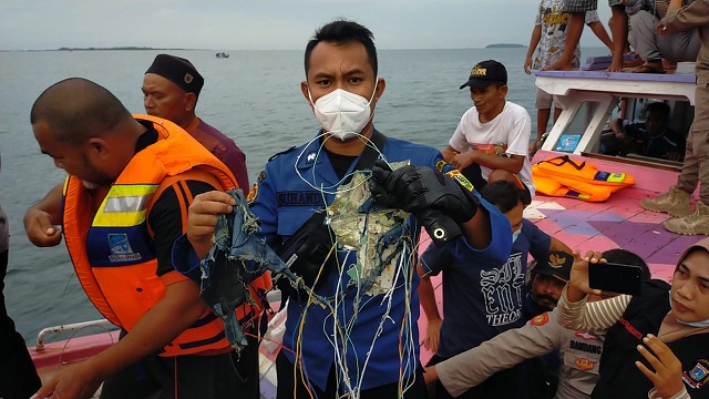 Petugas keamanan penjaga pantai dan laut Kepulauan Seribu diduga menemukan serpihan-serpihan pesawat Sriwijaya Air Jakarta-Pontianak hilang kontak, Sabtu 9 Januari 2021. (Foto: Istimewa)