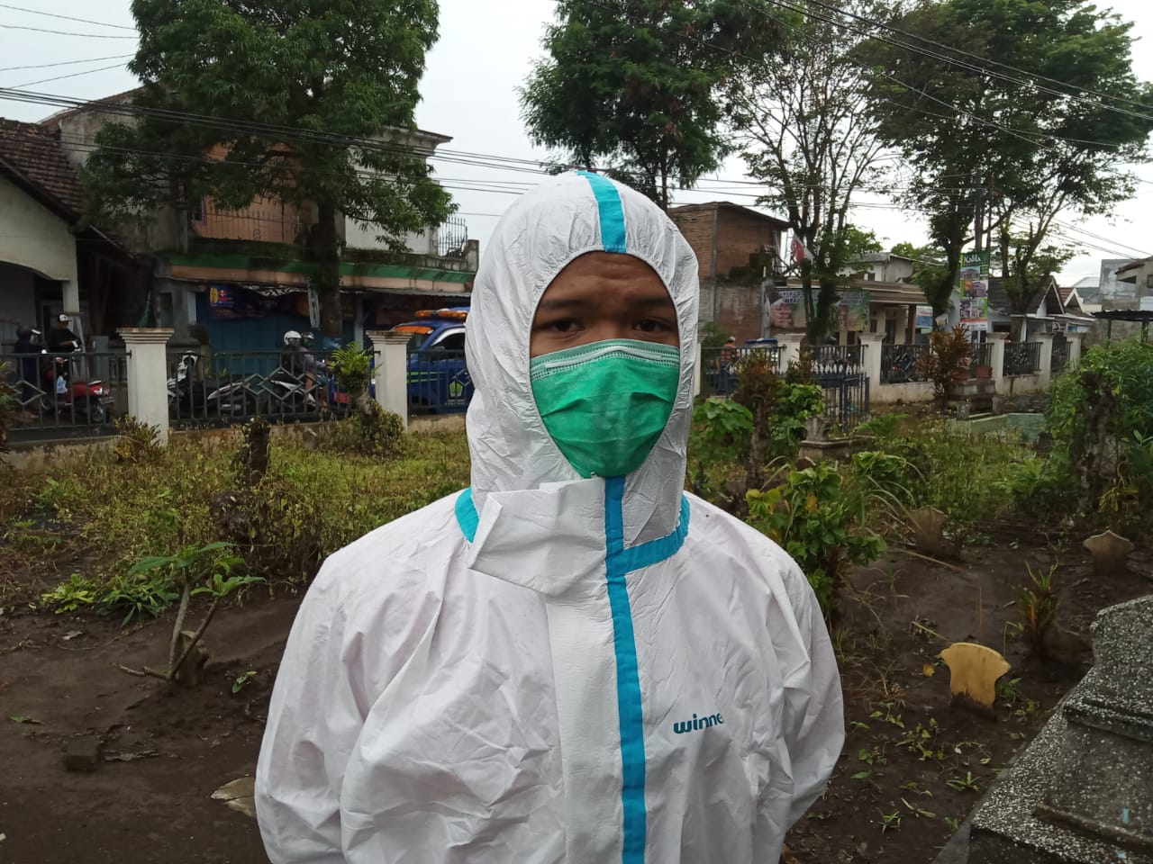 Relawan pemulasaraan jenazah Covid-19, Rizvan Nanda Iriyanto saat ditemui di kompleks TPU Tasikmadu, Kota Malang, Jawa Timur. (Foto: Lalu Theo/Ngopibareng.id)