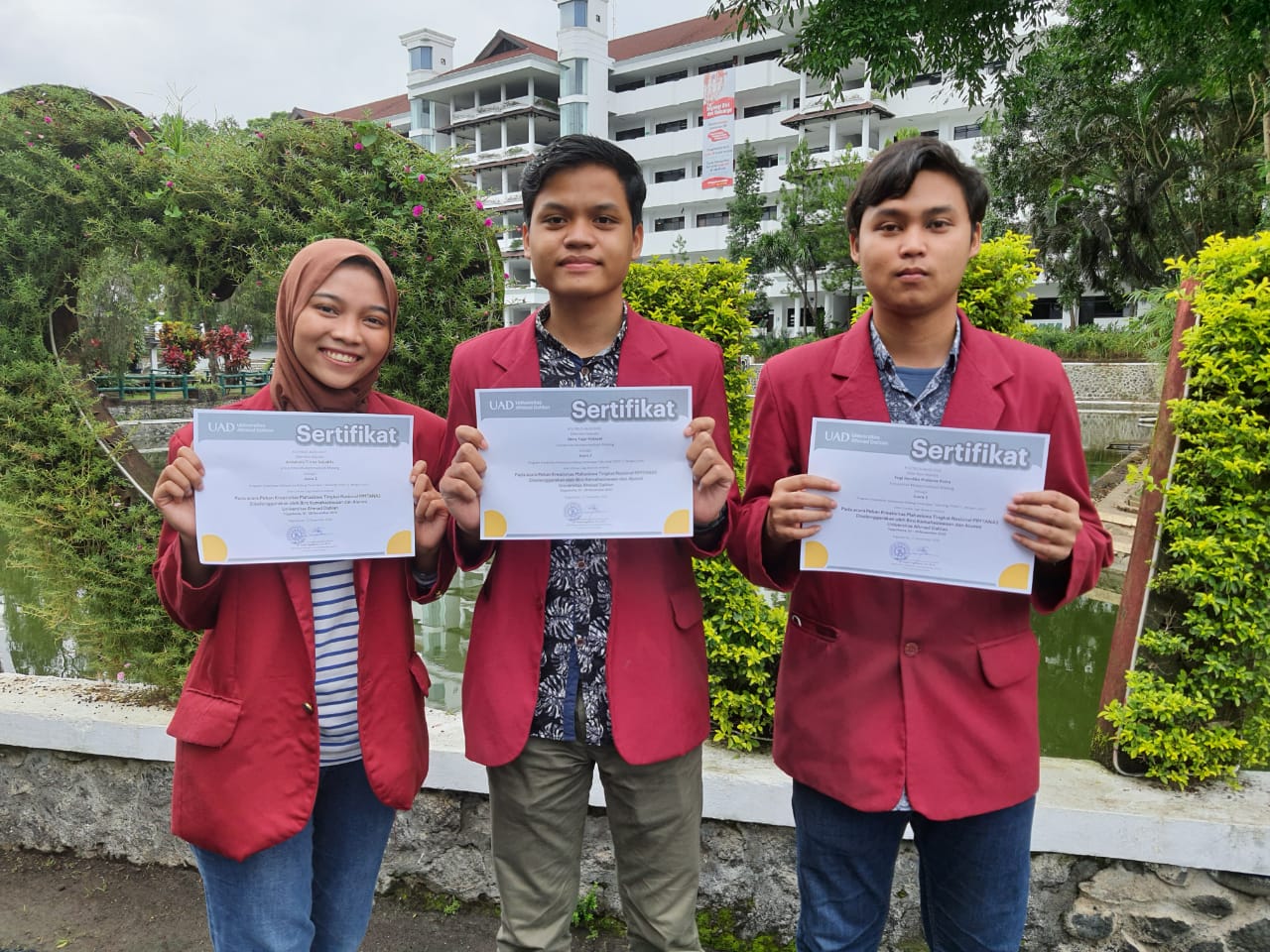 Tiga mahasiswa Universitas Muhammadiyah Malang perancang pengatur suhu telur otomatis. (Foto: Istimewa)