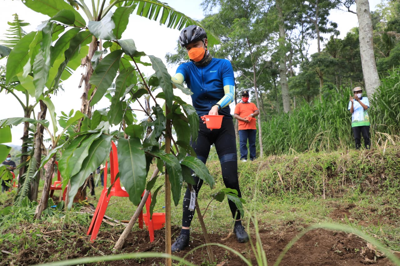Gubernur Ganjar menghadiri gerakan penanaman pohon bersama masyarakat di Hulu Sungai DAS Rawapening. (Foto: Dok Prov Jateng)